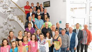 <p>Bürgermeister Jürgen Schmitt (Zweiter von rechts) stellt sich zusammen mit den ausgezeichneten Blutspendern und erfolgreichen Sportler zum Gruppenbild.</p>
