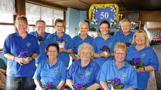 <p>Blaue Veilchen für den gleichnamigen Kegelclub: Margitta Lößner (Eintrittsjahr 1963), Doris Hauck (1963) und Ingeborg Kainz (1970, vorne von links) sowie Ulla Steinle-Braun (1967), Rudi Ballreich (1976) Roswitha Ballreich (1974), Helmut Sold (2000), Erwin Braun (1989), Adolf Kainz (1971) und Rauni Vogel (2006, stehend von links) bei der Jubiläumsfeier.</p>