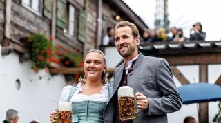 Harry Kane präsentierte sich mit seiner Frau Katie Goodland in bester Wiesn-Stimmung.