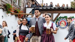 Bayerns Königstransfer Luis Díaz posierte nach seinem Gala-Auftritt in Frankfurt mit seiner Frau Geraldine Ponce (r) auf dem Oktoberfest.