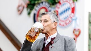 Durfte auch auf eine Super-Serie des FC Bayern anstoßen: Präsident Herbert Hainer.