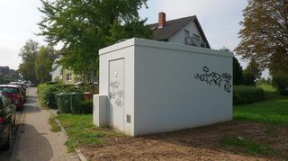 Von außen unscheinbar und innerhalb weniger Wochen schon „verziert“, innen voller Technik: Einer der zwei neuen Glasfaser-Knotenpunkte in Edingen. In Plankstadt kann hingegen teilweise bestehende Infrastruktur genutzt werden, was den Aufwand verringert.