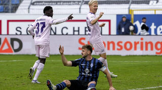 Der Schlusspunkt: Torschütze Ismail Badjie (links) bejubelt das 1:4 mit Bryan Henning, SVW-Kapitän Lukas Klünter ist einmal mehr allein auf weiter Flur.