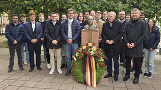 Nachwuchspolitiker der CDU Rheinland-Pfalz legen am Tag der Deutschen Einheit in Gedenken an den früheren Bundeskanzler und CDU-Parteichef Helmut Kohl einen Kranz nieder.