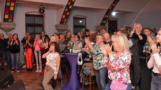 Die Gäste genießen die Musikparty in vollen Zügen.