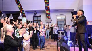 Marvin Dallaway (rechts) bringt die Fans zum Tanzen.