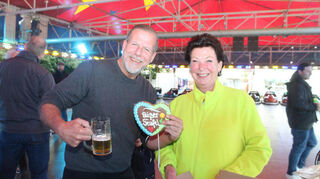 OB Marcus Zeitler mit Schaustellerin Regina Nickel, die seit über 40 Jahren die Kerwe mit Herzhaftem versorgt.