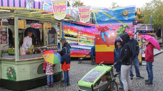 Selbst anfänglicher Regen vermindert die Lust der Hockenheimer, das Traditionsfest zu besuchen, nicht.