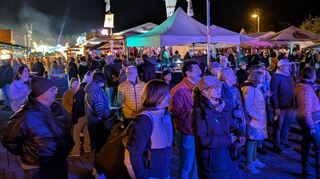 Die Kerwegäste trotzen dem kühlen Wetter am Kerwesamstag, haben Spaß an Musik und genießen die Kulinarik.
