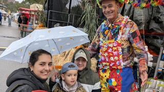 Zauberer Parastu, alias Hossein Samadzadeh erfreut trotz Regen, Familie Burkhard mit Elias (2 Jahre), Marie und Pascal.