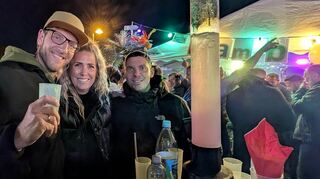Tobias und Maren Zabel haben mit Marcel Jehlen Feierlaune beim Bamboleo-Club.