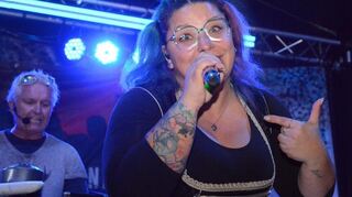 Nadja Lesniewski und das Festzeltkommando haben die Partyleute im Griff.