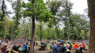 Die Besucher genießen den "Wilden Herbst" auf dem Areal der Wildgehege.