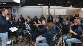 Bei der Bläserakademie gibt es bei der Brühler Straßenkerwe traditionell nicht nur hausgemachten Kuchen, sondern auch hausgemachte Musik.