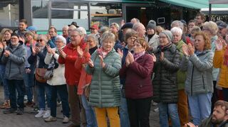 Viel Applaus gibt es für die Sängerinnen und Sänger der Chorgemeinschaft beim Auftritt auf der zentralen Bühne der Brühler Straßenkerwe.