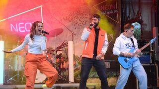 Anna und Kevin Solert sowie Niki Kächele von der Band „Neon - kids of the 90s“ liefern bei der Brühler Straßenkerwe im Finale eine coole Show.