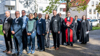 Bereit zu großen Festakt: Der Kirchengemeinderat, Dekanin Katharina Treptow-Garben und Pfarrerin Eva Weisser umrahmen den scheidenden Pfarrer Tobias Habicht.