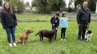 Annikas Ullrichs Hündin "Rubi" (l.) und Stephan Montags Hündin Lola lassen sich auch nicht von Kindern und fremden Hunden aus der Ruhe bringen.