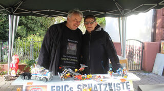 Eric und Karen Doser von „Erics Schatzkiste“ lassen mit ihrem Stand Kinder- und Sammlerherzen höher schlagen.