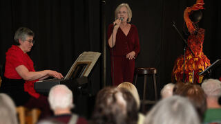 Luzia Storf und Martina Netzer musizieren im Atelier von Gisela Späth.