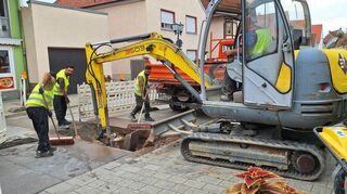 Das vierköpfige Montageteam kommt beim Leitungsbau gut voran.