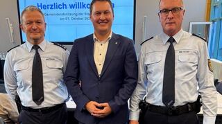 Bürgermeister Matthias Beck (M.) begrüßte in der jüngsten Gemeinderatssitzung Revierleiter Volker Jungkind (r.) und dessen Stellvertreter Volker Böhm, die dem Gremium die Arbeit des Polizeireviers Hockenheim vorstellten.