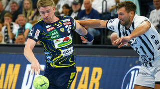 Auch Haukur Thrastarson (links) musste beim THW Kiel Schwerstarbeit verrichten und war froh um die kleine Auszeit.