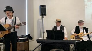 Das Musiktrio (von l. nach r.) Werner Ries, Uli Hönig und Otmar Geiger sorgte für eine gemütliche Atmosphäre.