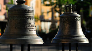 Die beiden Glocke zieren heute den Brunnen vor dem Oftersheimer Rathaus.