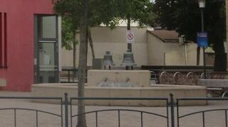 Der Brunnen mit den beiden Glocken entstand 1982 nach Entwürfen von Architekt Wolfram Lorentz.