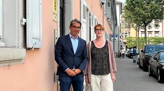 Dr. Andre Baumann und Dr. Susanne Hierschbiel vor dem Schwetzinger Polizeirevier.