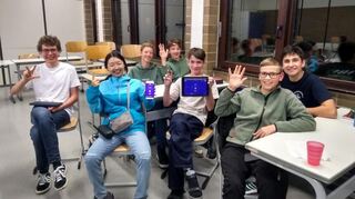 Die Hebelianer belegten bei der Mathenacht der Versicherungsmathematik die ersten Plätze (siehe Fingerzeichen): Praktikant Lukas Schmidt, Gesamtsiegerin Winnie Huang, Benjamin Schlüssler, Lukas Hilger, Nanuk Fink, Tammo Pfeiffer und Maximilian Chelminski.