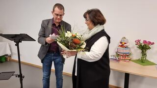 Heimleiter Markus Hübl überreicht Sonja Nirmaier Blumen und Präsente zum Abschied von St. Elisabeth.