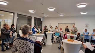 Mit einem Lied verabschieden sich die Beschäftigten von Sonja Nirmaier.