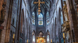 Im Innern faszinieren besonders die bunten Fenster mit mittelalterlichen Glasmalereien: Der Chor des Freiburger Münsters mit dem knapp drei Meter hohen Silberkeuz über dem Altar, das um 1200 entstanden ist.