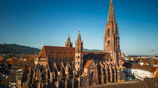 Mitten in der Altstadt von Freiburg: Das Münster mit dem 116 Meter hohen Turm. Er zählt er zu den frühesten gotischen Türmen, die noch im Mittelalter fertiggestellt worden sind.