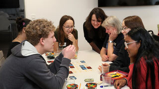 Elias (v.l.), Carmen, Johanna, Elke Schollenberger, Ingrid, Mona und Niharika haben Spaß beim Spielen.