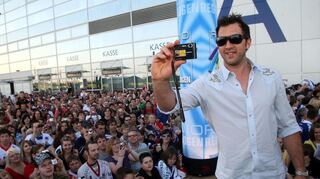 Hermann Frank hat den Kontakt zu René Corbet – hier bei der Spielerverabschiedung nach der Saison 2008/09 – nie abreißen lassen. Er besuchte den ehemaligen Adler-Kapitän sogar in dessen Heimat.