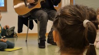 Sprache mit Gesang verknüpft: Beim Angebot „Singen, Bewegen, Sprechen“ in Kooperation mit der Musikschule lernen die Kinder spielend durch Klatsch- und Singspiele.