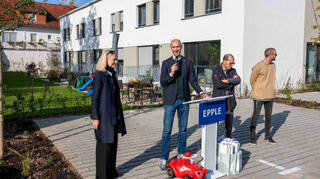 Offiziell eingeweiht wird die Reihenhaussiedlung "Erich" von der Geschäftsführerin der Epple GmbH, Sabine Scheltwort (v.l.), Bürgermeister Matthias Kutsch, Fred Witmann vom Immobilienmanagement Gebäude der Erzdiözese Freiburg und dem Künstler Flo Budke.