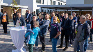 Viele Bewohner und auch Vertreter der Gemeinde kamen zu der offiziellen Einweihungsfeier der Reihenhaussiedlung in Eppelheim.