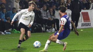 Leon Ziemski (l.) behauptet sich gegen seinen VfR-Gegenspieler Umut Sentürk musste aber am Ende eine 1:5 Klatsche hinnehmen.