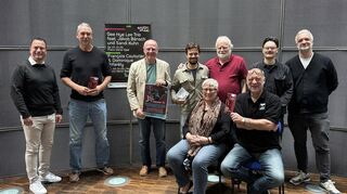 Oliver Katz (v. l.), Ralf Eichhorn, Manfred Kern, Carl Krämer, Ben Schmidt, Claudia Lohmann (sitzend), Markus Herzig (sitzend), Marian Lieb und Michael Braun präsentieren das Programm der Jazztage.