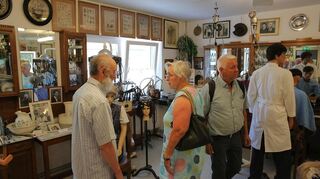 Friseurmeister Willi Dörr konnte schon beim Altlußheimer Straßenfest viele interessierte Besucher durch sein Museum führen.
