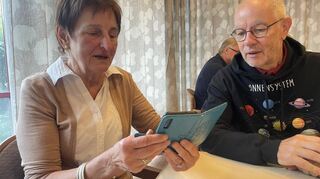 Christa Wolf lässt sich von Bernd Ulrich die Tücken ihres Smartphones erklären.