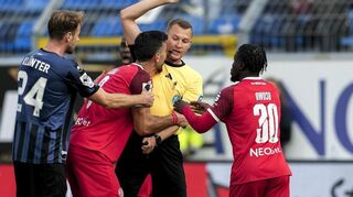 Die Aufreger-Szene der bisherigen Drittliga-Saison: Klaus Gjasula (zweiter von links) will die Rote Karte gegen sich nicht wahrhaben.