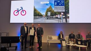Die Stadt Schwetzingen ist mit der Qualitätsstufe für den Fuß- und Radverkehr ausgezeichnet worden (v.l.): Günter Riemer, Vorstandsvorsitzender der AGFK-BW, Wolfgang Leberecht, Amtsleiter für Stadtentwicklung Schwetzingen, und Verkehrsminister Winfried Hermann (MdL).
