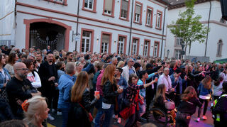 Premiere: Die Hauptbühne beim Hockenheimer Mai stand 2025 vor der Geschäftsstelle des HMV. Davor ist es wie immer voll, wenn „Amokoma“ auftritt.
