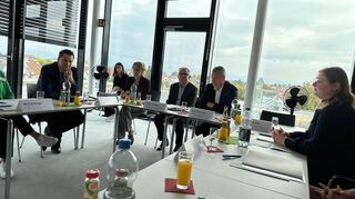 Beim Pressegespräch im Rüdiger-Burger-Saal stellt Landrat Stefan Dallinger (M.) die Idee vor.