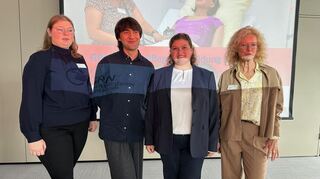 Das Team von der Pflegeschule: Die Azubis Verena Stoll (v.l.) und Angus Fugger sowie Tabea Ronellenfitsch und Dr. Bettina Schiffer aus der Schulleitung.